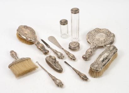 ANGLETERRE
Garniture de toilette en tôle...