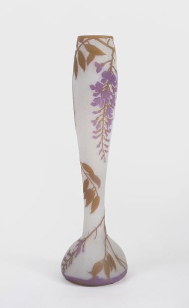 LEGRAS 
Haut vase de forme bulbeuse, fond...