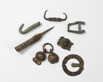 Petit lot d'archéologie :
- une agrafe de...