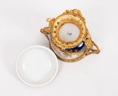 MEISSEN, XIXème siècle
Pot couvert en porcelaine...