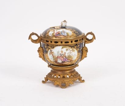 MEISSEN, XIXème siècle
Pot couvert en porcelaine...