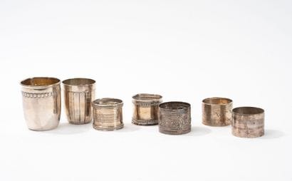 Lot en argent (950) comprenant :
- 5 ronds...