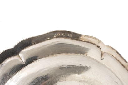 Plat creux circulaire en argent (950) au...