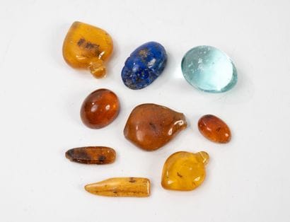 Lot de morceaux d'ambre et un scarabée sculpté...