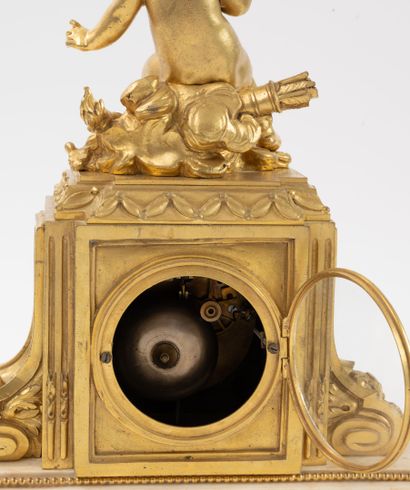 Pendule borne à caisson en bronze doré à...