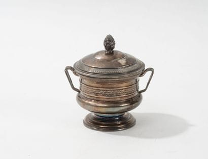 Petit pot à sucre sur piédouche mouluré en...