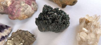 Lot de minéraux sous la forme de cristaux,...