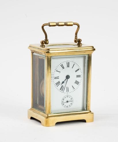 Pendulette à cage en laiton doré et vitres...