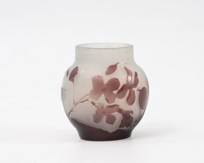 Établissements GALLE 
Petit vase boule sur...