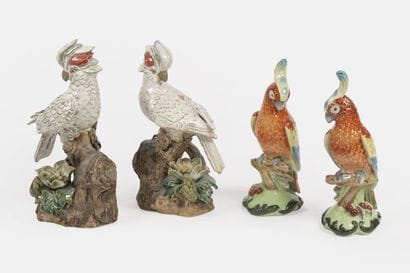 Deux paires de perruches en céramique émaillée...