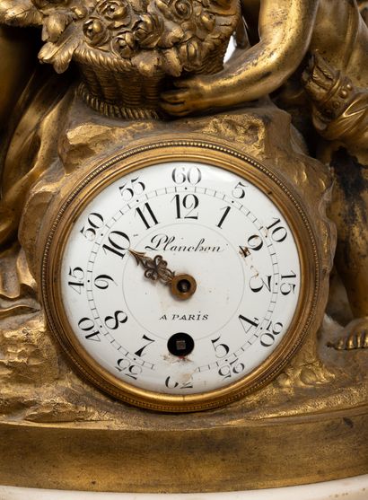 Importante pendule borne en bronze doré ornée...