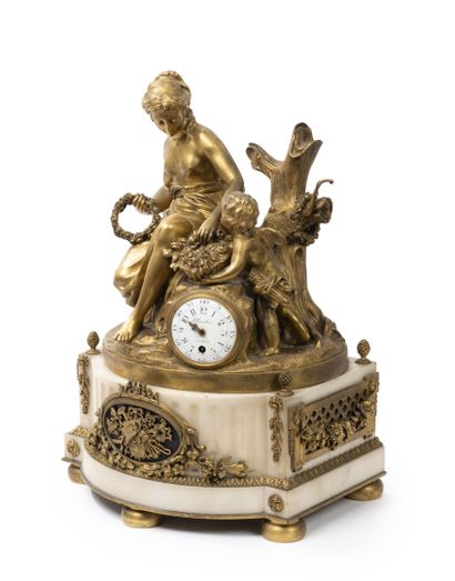 Importante pendule borne en bronze doré ornée...