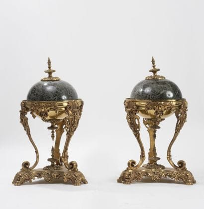 Paire de coupes tripodes d'une garniture...