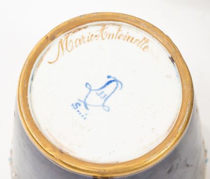 Ensemble en porcelaine à décor de frise de...