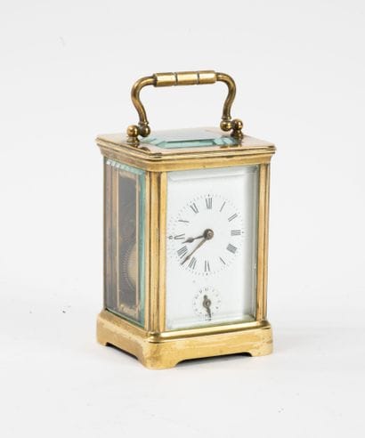 Petite pendulette à cage en laiton doré et...
