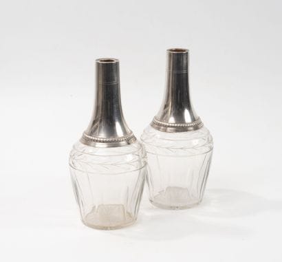 Paire de carafes en cristal taillé d'une...
