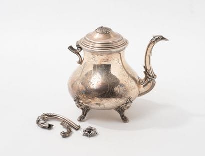 Théière piriforme en argent (950) à décor...