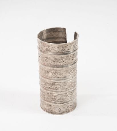 TUNISIE
Important bracelet manchette en argent...