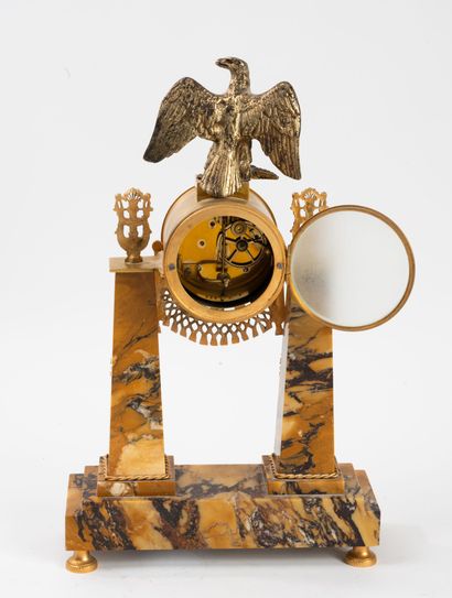 Pendule portique en marbre jaune veiné et...