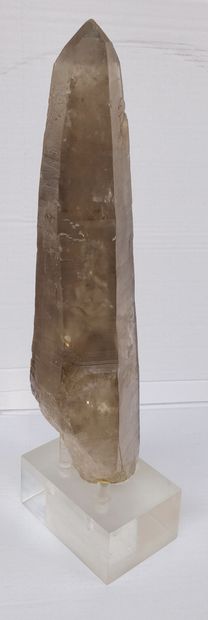 Grand cristal pointu de quartz fumé. 
H....