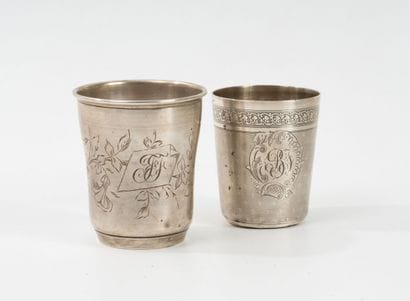 Lot de deux gobelets en argent (925) :
-...