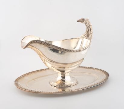Saucière sur piédouche en argent (950) à...