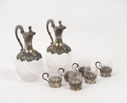Service à liqueur composéde six tasses et...
