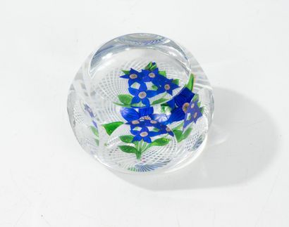 SAINT-LOUIS
Crystal paperweight.
Decorated...
