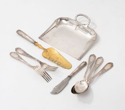 Two serving pieces with silver-plated (950)...
