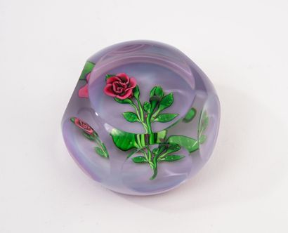 SAINT-LOUIS
Crystal paperweight.
Features...