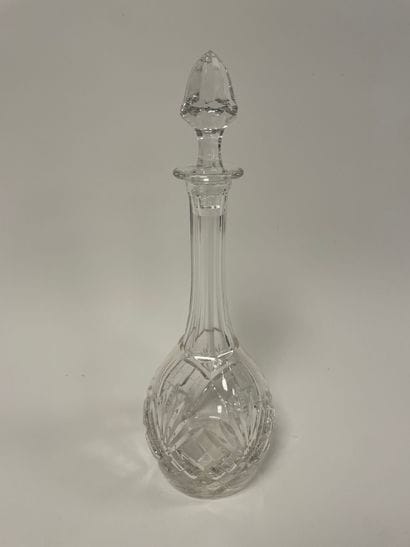 SAINT-LOUIS
Cut crystal decanter. 
Signed...