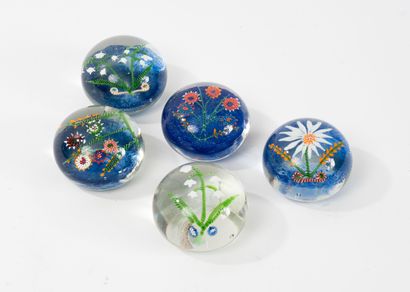 5 glass paperweight balls.
Floral design...
