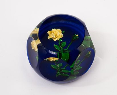 SAINT-LOUIS
Crystal paperweight.
Relief design...