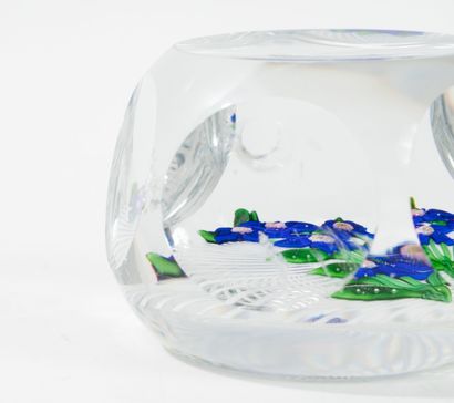 SAINT-LOUIS
Crystal paperweight.
Decorated...