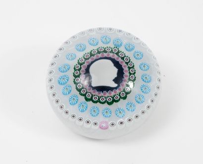 SAINT-LOUIS
Crystal paperweight.
Decorated...