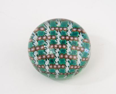 SAINT-LOUIS
Crystal paperweight.
Decorated...