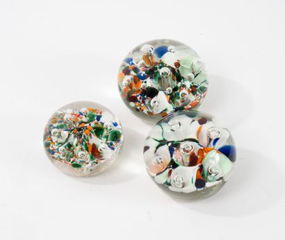 3 glass paperweights.
Decorated with multicolored...