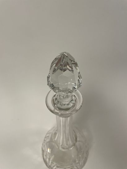 SAINT-LOUIS
Cut crystal decanter. 
Signed...