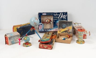 Lot de jouets de l'Espace comprenant 
- Tour...