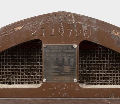 WURLITZER 
Model 1100 jukebox. 
Wooden frame...