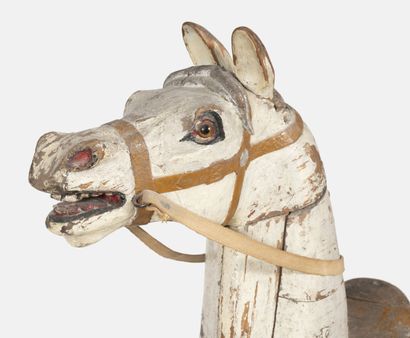 Cheval de manège forain, cabré et hennissant.
En...