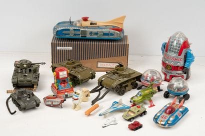 Lot de jouets mécaniques dont reproductions...