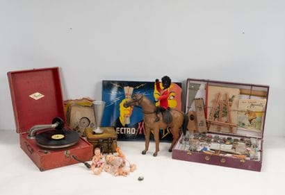Lot comprenant :
- Philips phonographe Orphée,
-...