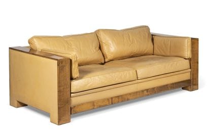 Hugues CHEVALIER
Sofa in pink leather and...