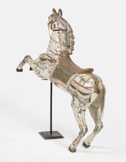 Cheval de manège forain, cabré et hennissant.
En...