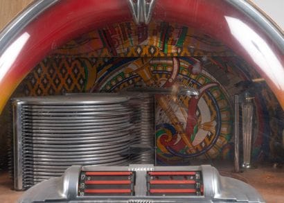 WURLITZER 
Model 1100 jukebox. 
Wooden frame...