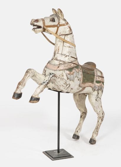 Cheval de manège forain, cabré et hennissant.
En...