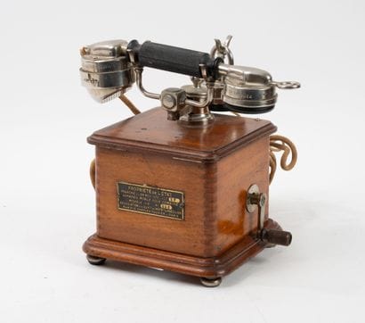 Appareil téléphonique en bois et métal.
Porte...