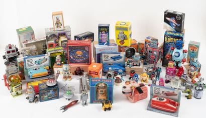 Fort lot de reproductions de robots et jouets...
