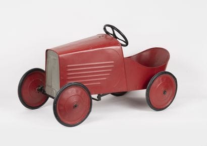 Voiture à pédales pour enfant.
Métal peint...